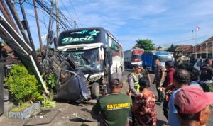 Ket poto: Kondisi bus tabrak kendaraan parkir di Mendoyo