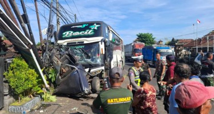 Ket poto: Kondisi bus tabrak kendaraan parkir di Mendoyo