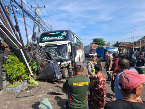 Ket poto: Kondisi bus tabrak kendaraan parkir di Mendoyo