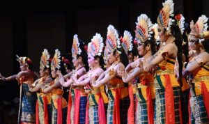 Ket poto: Tari Janger. Foto/disbudbali