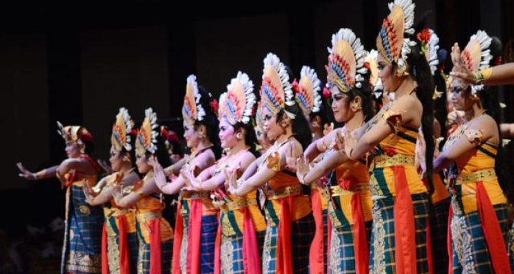 Ket poto: Tari Janger. Foto/disbudbali