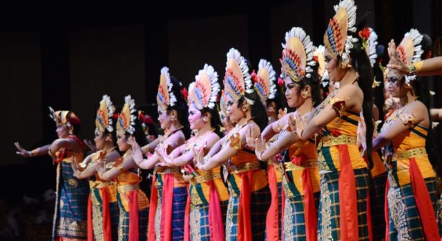 Ket poto: Tari Janger. Foto/disbudbali