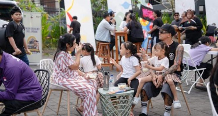 Ket poto: Jembrana Sound Session Di halaman Gedung Pusat Layanan Usaha Terpadu (PLUT) KUMKM Jembrana, Sabtu (25/4).