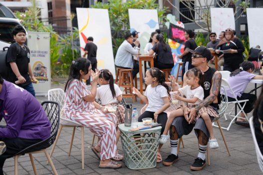Ket poto: Jembrana Sound Session Di halaman Gedung Pusat Layanan Usaha Terpadu (PLUT) KUMKM Jembrana, Sabtu (25/4).