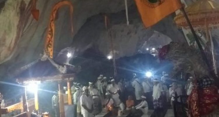 Ket poto: Pura Goa Giri Putri di Nusa Penida, Klungkung, Bali