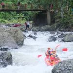 Ket poto: Saat Bupati Jembrana I Made Kembang Hartawan mencoba fasilitas arung jeram di Wisata Sungai Gelar