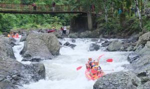 Ket poto: Saat Bupati Jembrana I Made Kembang Hartawan mencoba fasilitas arung jeram di Wisata Sungai Gelar