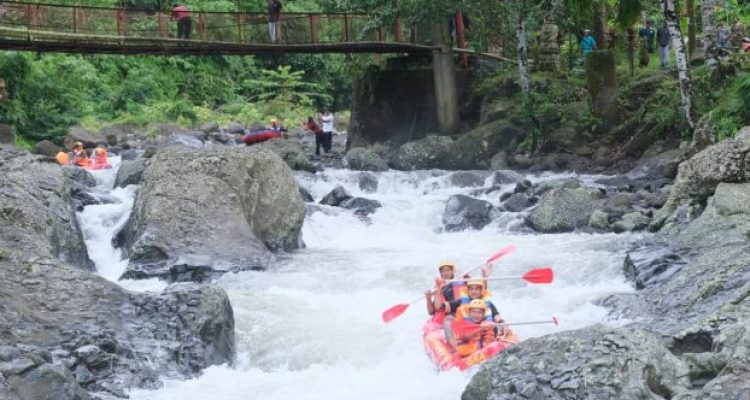 Ket poto: Saat Bupati Jembrana I Made Kembang Hartawan mencoba fasilitas arung jeram di Wisata Sungai Gelar