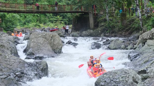 Ket poto: Saat Bupati Jembrana I Made Kembang Hartawan mencoba fasilitas arung jeram di Wisata Sungai Gelar