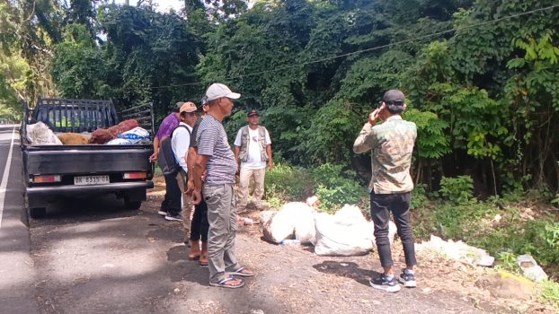 Ket poto: Sopir pikap terciduk saat buang sampah di hutan TNBB Gilimanuk