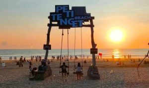 Ket poto: Panorama sunset di Pantai Petitenget. Foto/ist