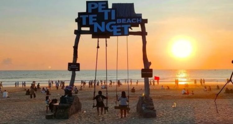 Ket poto: Panorama sunset di Pantai Petitenget. Foto/ist