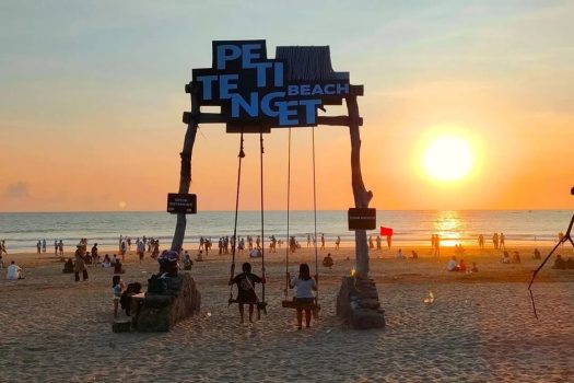 Ket poto: Panorama sunset di Pantai Petitenget. Foto/ist