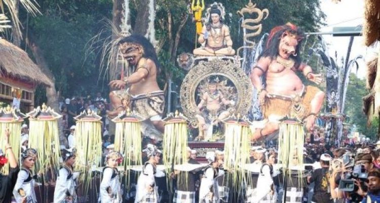 Ket Foto;Suasana pawai PKB 2025 di depan Bajra Sandhi Denpasar.