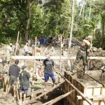 Ket poto: Warga dan TNI bergotong royong membangun Jembatan Gantung di Desa Yehembang kangin