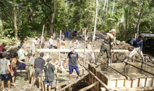 Ket poto: Warga dan TNI bergotong royong membangun Jembatan Gantung di Desa Yehembang kangin