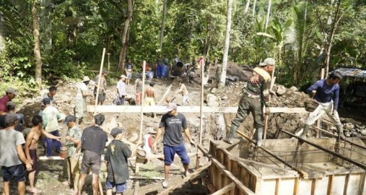 Ket poto: Warga dan TNI bergotong royong membangun Jembatan Gantung di Desa Yehembang kangin