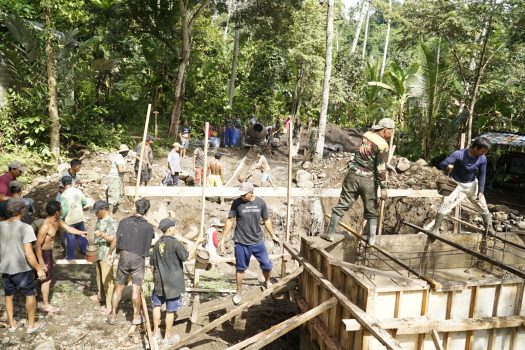 Ket poto: Warga dan TNI bergotong royong membangun Jembatan Gantung di Desa Yehembang kangin