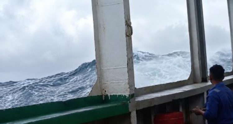 Ket poto: Tangkapan gambar dari penumpang di salah satu Kapal saat nyebrang ke Pelabuhan Ketapang. Ket poto: Tangkapan gambar dari penumpang di salah satu Kapal saat nyebrang ke Pelabuhan Ketapang.