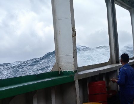 Ket poto: Tangkapan gambar dari penumpang di salah satu Kapal saat nyebrang ke Pelabuhan Ketapang.