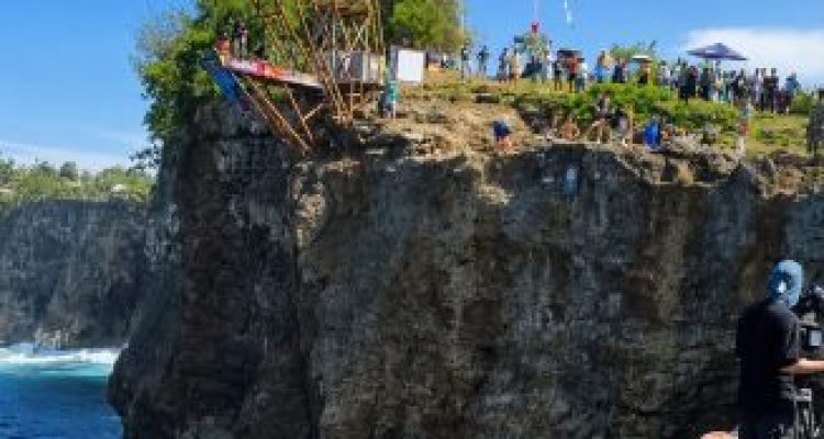 Ket Poto: ajang internasional Red Bull Cliff Diving World Series 2026 di Broken Beach, Nusa Penida