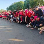 Ket Poto: DPC PDI Perjuangan Kabupaten Jembrana menggelar aksi gotong royong di pesisir Pantai Perancak, Kecamatan Negara, Jembrana, Bali.