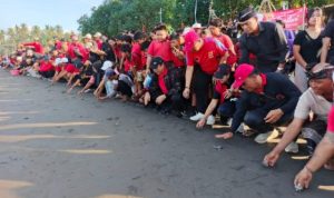 Ket Poto: DPC PDI Perjuangan Kabupaten Jembrana menggelar aksi gotong royong di pesisir Pantai Perancak, Kecamatan Negara, Jembrana, Bali. Ket Poto: DPC PDI Perjuangan Kabupaten Jembrana menggelar aksi gotong royong di pesisir Pantai Perancak, Kecamatan Negara, Jembrana, Bali.