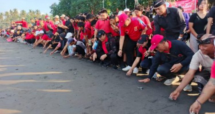 Ket Poto: DPC PDI Perjuangan Kabupaten Jembrana menggelar aksi gotong royong di pesisir Pantai Perancak, Kecamatan Negara, Jembrana, Bali. Ket Poto: DPC PDI Perjuangan Kabupaten Jembrana menggelar aksi gotong royong di pesisir Pantai Perancak, Kecamatan Negara, Jembrana, Bali.