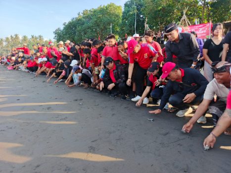 Ket Poto: DPC PDI Perjuangan Kabupaten Jembrana menggelar aksi gotong royong di pesisir Pantai Perancak, Kecamatan Negara, Jembrana, Bali.
