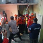 Ket poto: Tim gabungan Polres Tegal, BPBD ,PMI dan Polsek Dukuhturi saat evakuasi jasad korban Efendi warga Sidakaton
