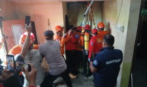 Ket poto: Tim gabungan Polres Tegal, BPBD ,PMI dan Polsek Dukuhturi saat evakuasi jasad korban Efendi warga Sidakaton