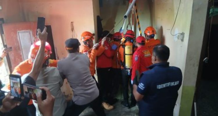 Ket poto: Tim gabungan Polres Tegal, BPBD ,PMI dan Polsek Dukuhturi saat evakuasi jasad korban Efendi warga Sidakaton