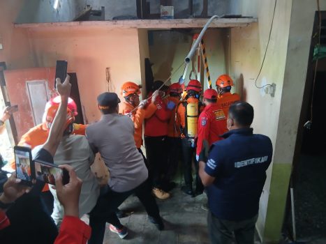 Ket poto: Tim gabungan Polres Tegal, BPBD ,PMI dan Polsek Dukuhturi saat evakuasi jasad korban Efendi warga Sidakaton