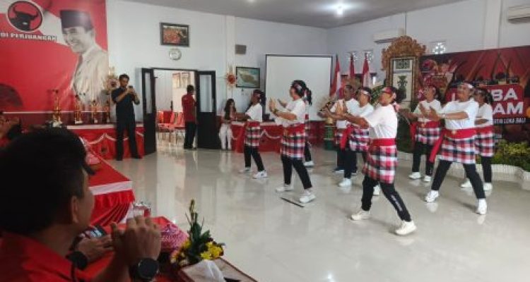 Ket Poto: Puluhan lanjut usia (lansia) tampak kompak dan energetik mengikuti Lomba Senam Nangun Sat Kerthi Loka Bali Ket Poto: Puluhan lanjut usia (lansia) tampak kompak dan energetik mengikuti Lomba Senam Nangun Sat Kerthi Loka Bali