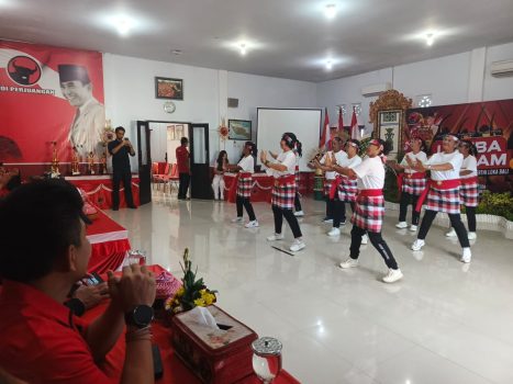 Ket Poto: Puluhan lanjut usia (lansia) tampak kompak dan energetik mengikuti Lomba Senam Nangun Sat Kerthi Loka Bali