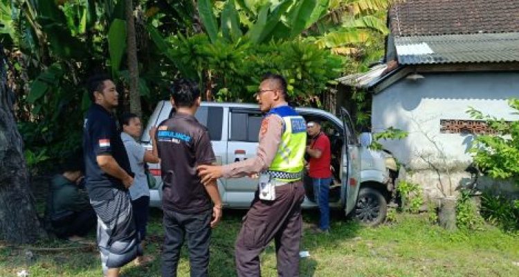 Ket Poto: Kondisi mobil ambulance usai tabrak pagar rumah warga di Kecamatan Melaya