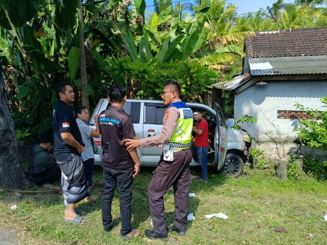 Ket Poto: Kondisi mobil ambulance usai tabrak pagar rumah warga di Kecamatan Melaya