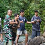 Ket poto: Warga bersama anggota TBI estapet ngambil batu di sungai