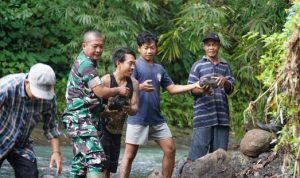 Ket poto: Warga bersama anggota TBI estapet ngambil batu di sungai