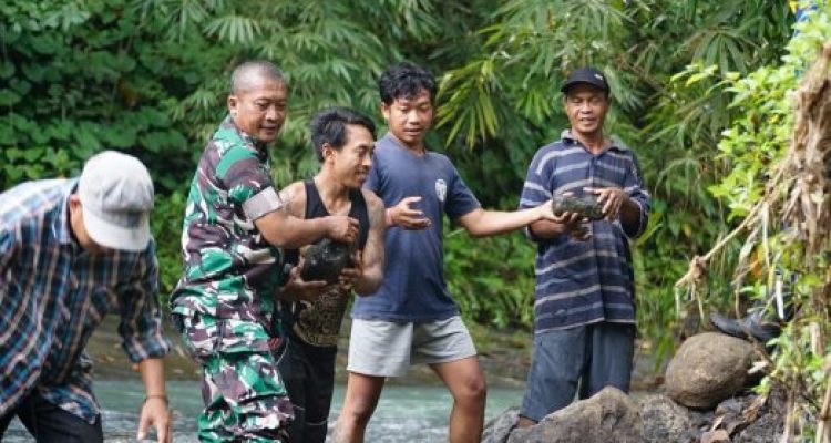 Ket poto: Warga bersama anggota TBI estapet ngambil batu di sungai