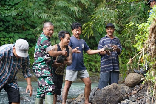 Ket poto: Warga bersama anggota TBI estapet ngambil batu di sungai