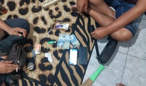 Ket poto: Petugas kepolisian mengamankan pelaku beserta barang bukti di Kelurahan Gilimanuk