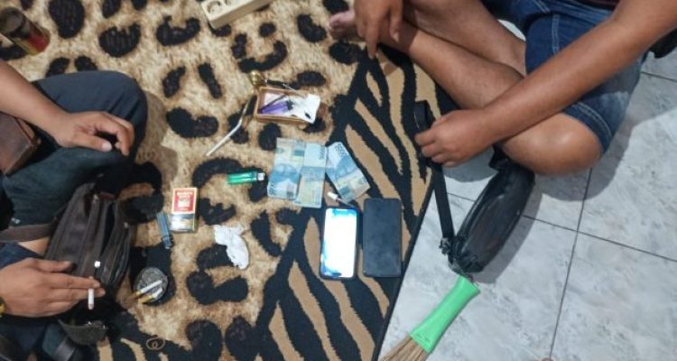 Ket poto: Petugas kepolisian mengamankan pelaku beserta barang bukti di Kelurahan Gilimanuk