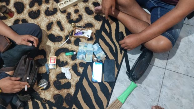 Ket poto: Petugas kepolisian mengamankan pelaku beserta barang bukti di Kelurahan Gilimanuk