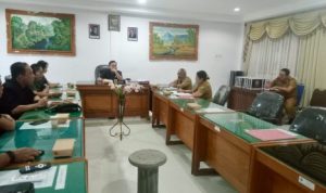 Ket poto: Rapat Kerja Komisi II DPRD Kabupaten Jembrana bersama Kepala Dinas Pertanian, Perikanan, dan Pangan Kabupaten Jembrana pada Senin (4/5) di Kantor Rapat DPRD Kabupaten jembrana.