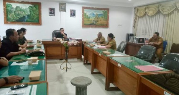 Ket poto: Rapat Kerja Komisi II DPRD Kabupaten Jembrana bersama Kepala Dinas Pertanian, Perikanan, dan Pangan Kabupaten Jembrana pada Senin (4/5) di Kantor Rapat DPRD Kabupaten jembrana.