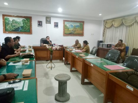 Ket poto: Rapat Kerja Komisi II DPRD Kabupaten Jembrana bersama Kepala Dinas Pertanian, Perikanan, dan Pangan Kabupaten Jembrana pada Senin (4/5) di Kantor Rapat DPRD Kabupaten jembrana.