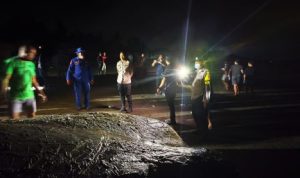 Ket poto: Proses penguburan bangkai paus sperma di Pesisir Pantai Nusasari, Melaya