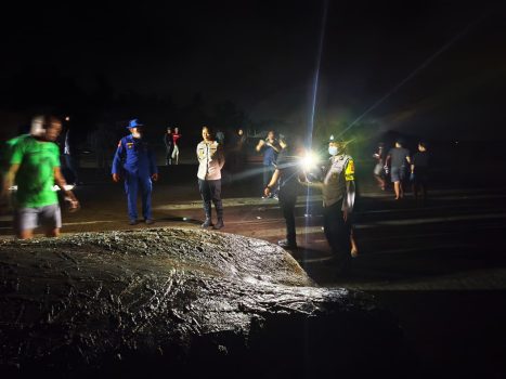 Ket poto: Proses penguburan bangkai paus sperma di Pesisir Pantai Nusasari, Melaya