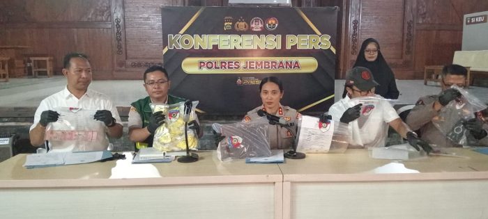 Ket poto: Polres Jembrana ungkap kasus sindikat SKH palsu
